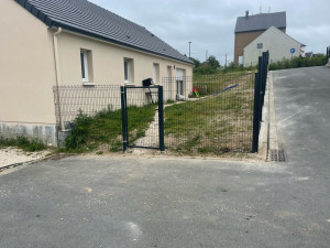 Photo de galerie - Clôture panneaux rigides + portillon 