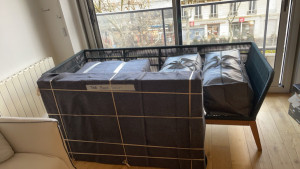 Photo de galerie - Table, basse, emballé et coussin de canapé