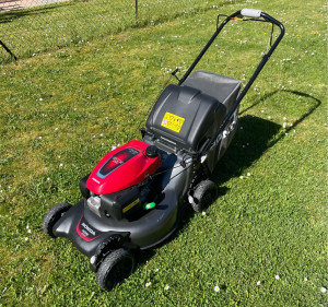 Photo de galerie - À disposition une tondeuse Honda de 170cc 53 cm de coupe avec option mulshing.