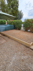 Photo de galerie - Remise a niveau du terrain, grâce à la pose de bordures