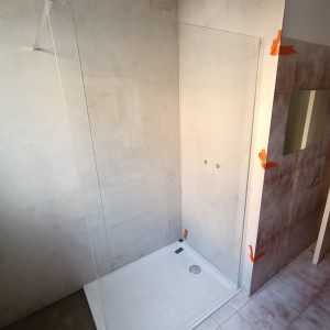 Photo de galerie - Salle de bain 
avant benoire et après recevoir de douche 