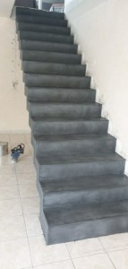 Photo de galerie - Réalisation béton ciré sur escalier en  béton.