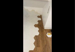 Photo de galerie - Incrustation de dalle pvc sur un carrelage hexagone  