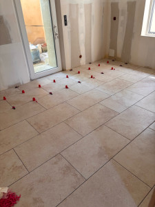 Photo de galerie - Réalisation du carrelage de l’entièreté d’un logement en effet travertin 