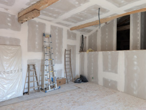 Photo de galerie - Réalisation d'un chantier de placo, avec doublage des murs, des plafonds, réalisation des plafonds rampants pour conserver le charme de l'ancien et réalisation des bandes à joint