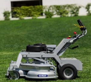 Photo de galerie - Tondeuse professionnelle adaptée pour la tonte, le mulching et le débroussaillage de terrains. Idéale pour l’entretien des jardins, pelouses, herbes hautes et grands espaces. Permet un travail propre, rapide et efficace, même sur des surfaces difficiles