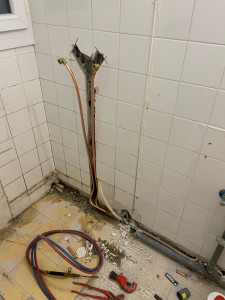 Photo de galerie - Rénovation de cette salle de bain avec modification plomberie sur l’ensemble de la salle de bain