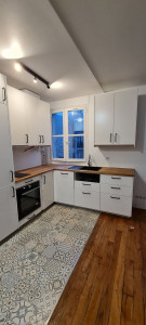 Photo de galerie - Cuisine installée et montée intégralement : pose des meubles, ajustement du plan de travail, installation de l’évier, plaques et électroménagers. Finitions soignées et intégration parfaite avec l’existant.