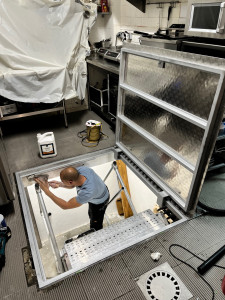 Photo de galerie - Réalisation d'une trappe d'accès avec les paumelles déportés