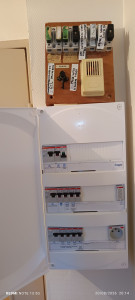 Photo de galerie - Mise en conformité électrique partielle d un appartement pour sa vente par un propriétaire sortant qui est très content des travaux 

Ancien tableau électrique et nouveau tableau électrique évolutif suivant NORMES EN VIGUEUR
