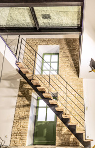 Photo de galerie - Mise en œuvre d'un parement mural pour apporter du relief et de l'authenticité à cet espace.