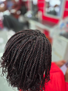 Photo de galerie - Envie d’une coiffure propre, stylée et durable ? ?‍♀️
Je réalise vos tresses africaines avec soin et précision ✨
✔️ Braids
✔️ Tresses collées
✔️ Vanilles
✔️ Résultat net & longue tenue
? Dispo : Lundi – Samedi (9h – 19h)
Dimanche : sur demande