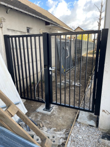 Photo de galerie - Installation de portail sur mesure avec contrôle d’accès 