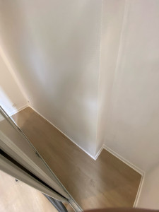 Photo de galerie - Chambre repeint et avec des joints en silicone au sol