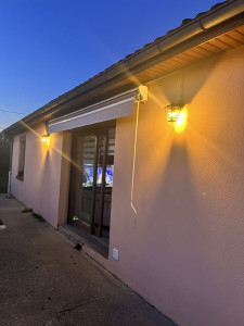 Photo de galerie - Suppression de l'ancienne installation d'éclairage remplacement par deux nouvelles applique avec passage de câble dans un type esthétique et discret. 