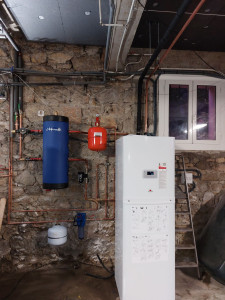 Photo de galerie - Installation pompe a chaleur pour la production eau chaude sanitaire et chauffage.
