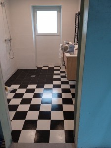 Photo de galerie - Bac à douche à l'italienne et Damier,salle de bain entière pas chère