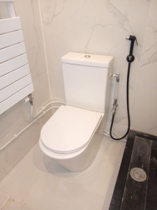 Photo de galerie - Installation complète de WC pose de la cuvette réfection de la tuyauterie et raccordement d'installation d'une douchette intime et raccordement de radiateur 