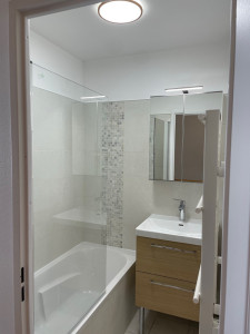 Photo de galerie - Pose de carrelage faïence pour salle de bain. Baignoire et parois de douche. Montage et pose meuble de salle de bain.