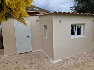 Photo de galerie - Maçonnerie générale  
Toiture   
Pose d une porte est de 2 fenêtres Pvc 
 Enduit Enduit de façade 