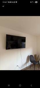 Photo de galerie - Montage accroche TV pivotant sur mur en placo.