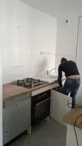 Photo de galerie - Montage de cuisine avec installation de la plomberie est installation lave vaisselle, four, est plaque de cuisson plus hotte 