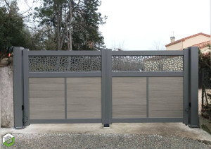 Photo de galerie - Portail alu battant Réglage et remise en état pour un fonctionnement fluide et une fermeture correcte.