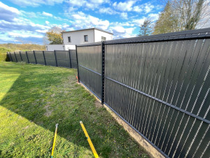 Photo de galerie - Pose grillage rigide avec lames d’occultation