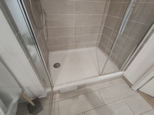 Photo de galerie - Remplacement joint silicone translucide et blanc bac à douche