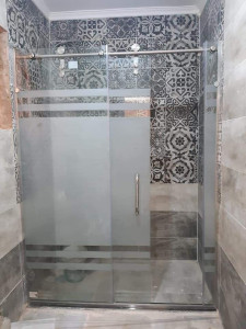 Photo de galerie - Pose de cabine de douche coulissante en verre trempé et sablé 10 mm