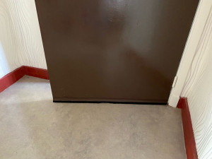 Photo de galerie - Rabotage de la porte d’entrée APRES + Pose de la baguette anti poussière et anti insectes 