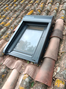 Photo de galerie - Installation store solaire pour fenêtre de toit Velux.