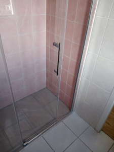 Photo de galerie - Carreaux antidérapant en grès cérame émaillé, effet pierre, joint couleur gris claire pour le sol, joint de couleur blanc pour la faïence...