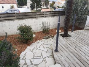 Photo de galerie - Reprise d'un massif très enherbé, finition paillage.