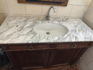 Photo de galerie - Fabrication d'un évier de salle de bain sur mesure a partir d'un vieux meuble 