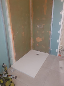 Photo de galerie - Pose d'un receveur de douche. 