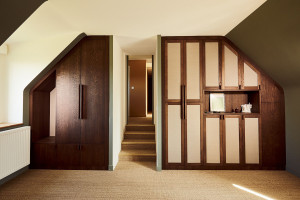 Photo de galerie - Dressing en chêne massif huilé et teinté, intérieur de porte en lin.