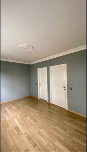 Photo de galerie - Murs : peints en gris bleuté Plafond : peint en blanc mat, avec la corniche et la rosace centrale également en blanc.