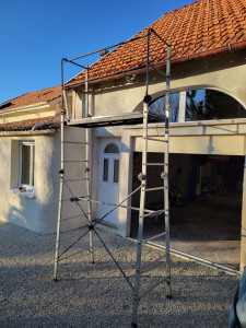 Photo de galerie - Je loue mon échafaudage pour tout travaux comme élagage, taille de haie, nettoyage peinture façade ect 
Hauteur de plancher max 2m40. 
Réglable tous les 35 cm. 
Se plie facilement et rapidement pour loger dans une voiture sièges arrière rabattus. 