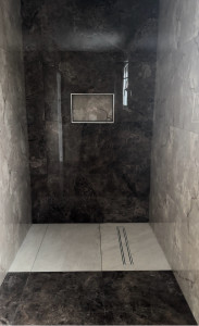 Photo de galerie - Salle de bain carrelage du sol au mur.