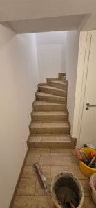 Photo de galerie - Realisation d'un revêtement carrelage +plaintes sur un escalier quart tournant