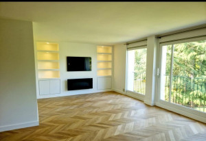 Photo de galerie - Déco espace tv en placo éclairé ; parquet en chevron, peinture 