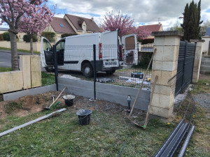 Photo de galerie - Pose clôture grillage treillis sur sous bassement 