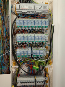 Photo de galerie - Réalisation d’un tableau électrique domotique intelligent.
