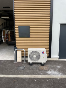 Photo de galerie - Installation d’un groupe gree pour climatisée des bureau partie moteur extérieur 