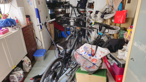Photo de galerie - Changement de pneus sur trottinette réparation électronique vélo et diagnostic trottinette aussi en diagnostic, celle tout à droite, contrôleur à changer intervention effectuée à la perfection sur les 4 véhicules.
