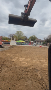Photo de galerie - Travaux de terrassement et finition : terre végétale étalée et nivelée avec précision pour un résultat propre et uniforme.