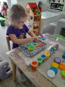 Photo de galerie - La pâte à modeler est superbe, elle permet à l'enfant de laisser libre court à son imagination, de créer, de mélanger les couleurs 