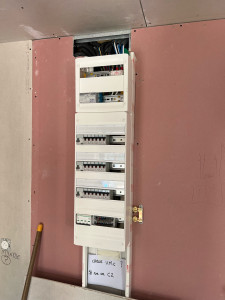 Photo de galerie - Installation du tableau électrique