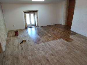 Photo de galerie - Ponçage et vitrification du parquet. 